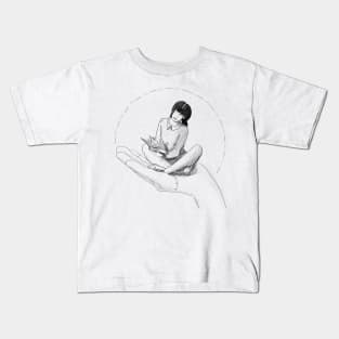 Wednesday Addams, Girl reading on top of Thing - Own Concept -  Not Hamlet Design Kids T-Shirt